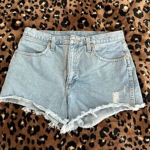 WRANGLER WOMEN'S REWORKED SHORT IN LIGHT STONE